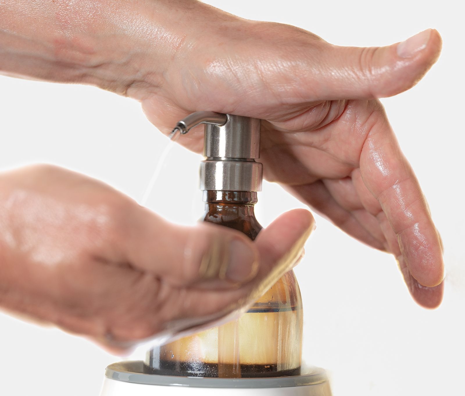 Massageolie wordt in de handen gedoseerd voor de behandeling